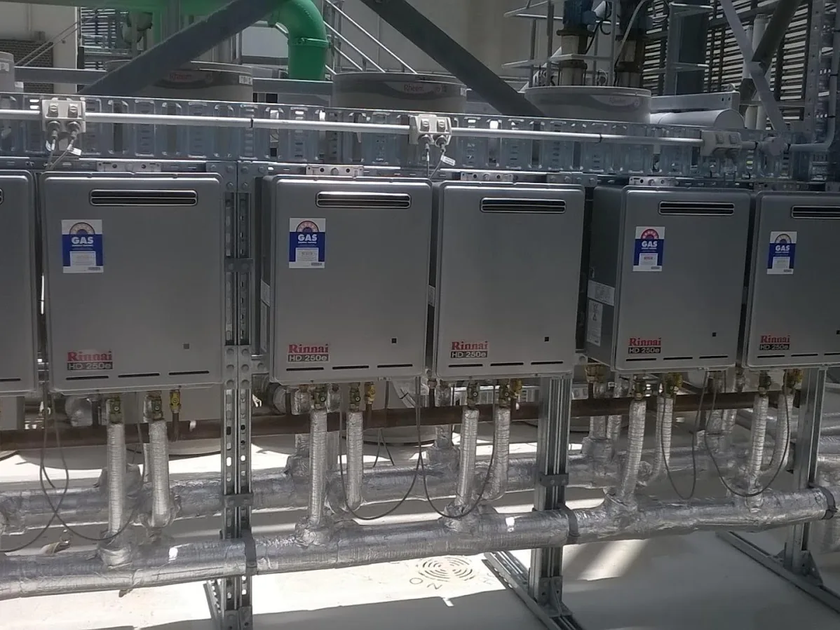 Rooftop hot water plant with Rinnai HD250e units and lagged pipework